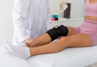 травматолог на дому осматривает пациента